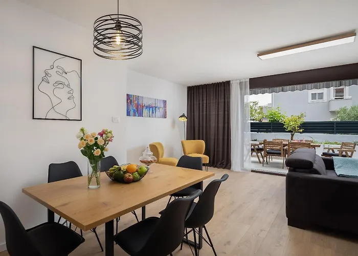 Lemon Tree Luxury, Free Parking
